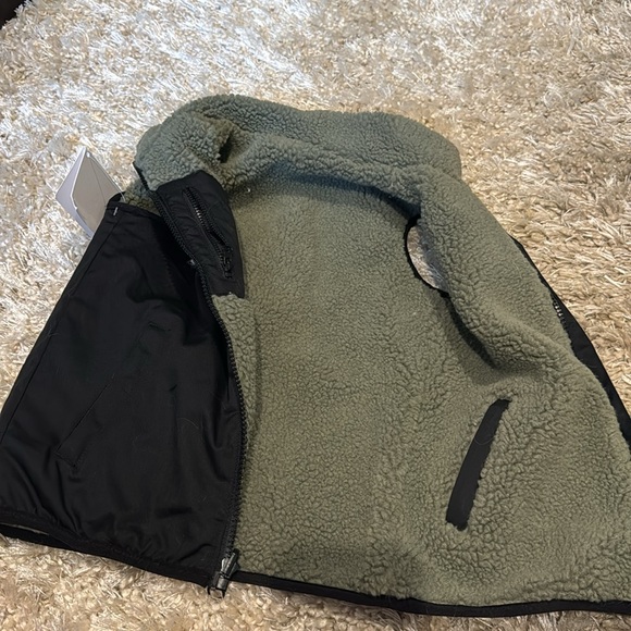 Sovereign Code Clubhouse Reversible Vest - Boys size 6 - Picture 5 of 7